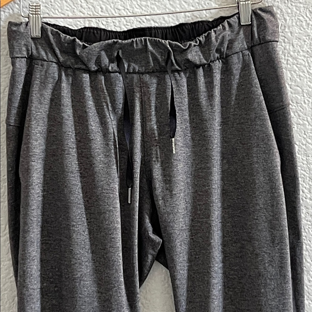 Lululemon On The Fly Pant 28" Heathered Gray Black Pull On Size 6 - Picture 4 of 9